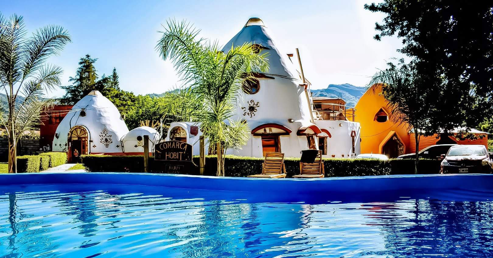 Vista de la pileta y los eco-domos de Comarca del Hobbit